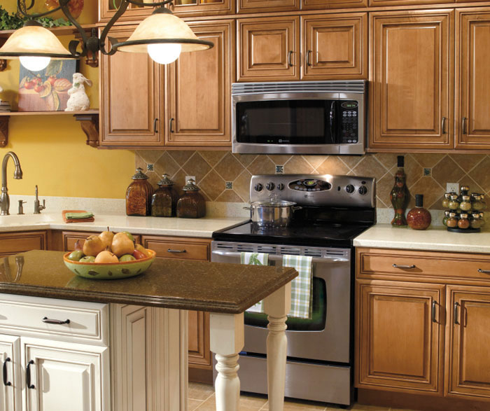Traditional kitchen cabinets with contrasting island by Diamond Cabinetry